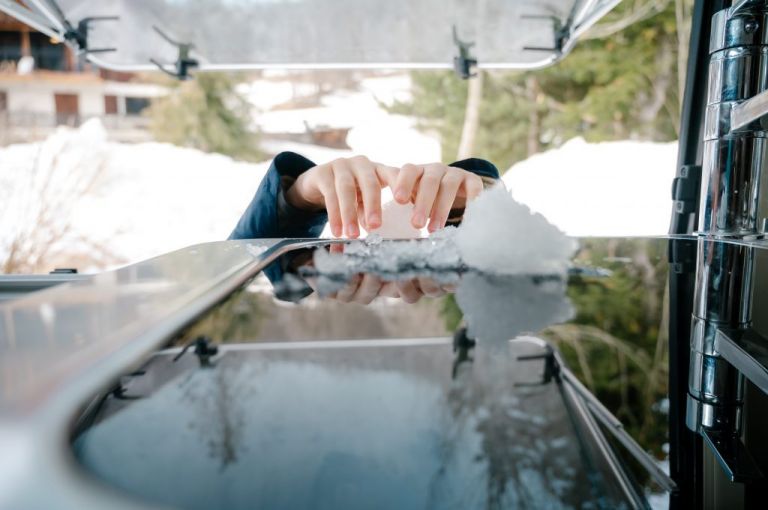 clusaz-vanlife-neige-enfant